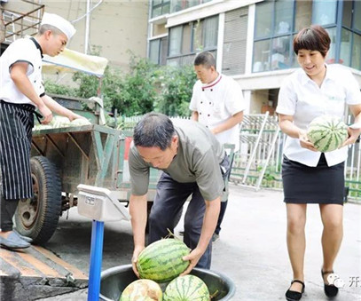 買(mǎi)下一整車(chē)西瓜，讓瓜農(nóng)早點(diǎn)回家